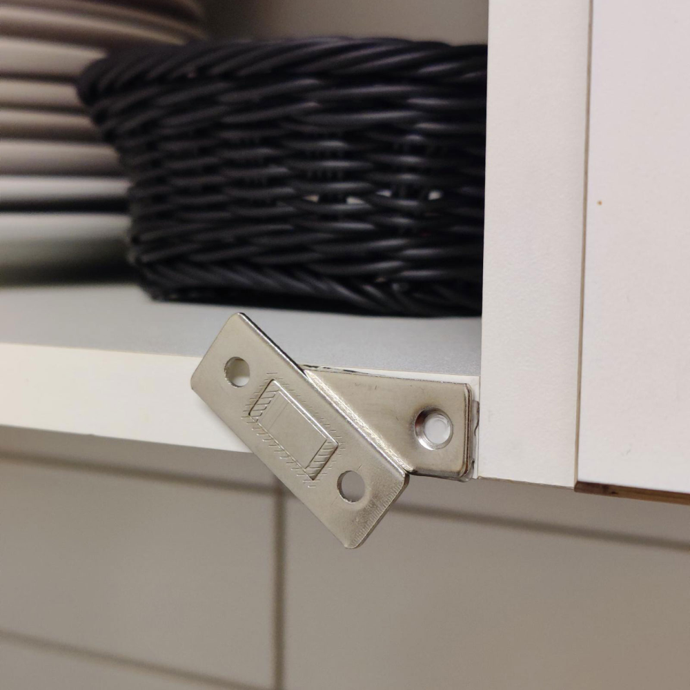 Magnetlås til skabe & skuffer, sølv 42x17 mm.